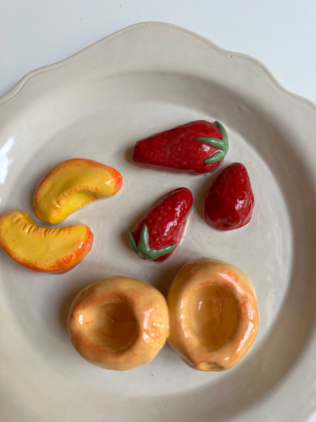 PÊCHES, ABRICOTS, FRAISES
